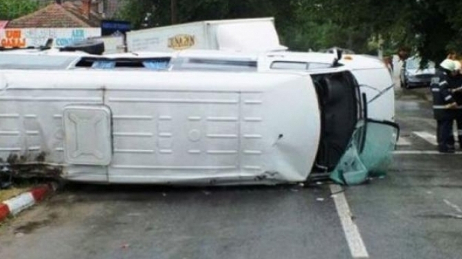 Un microbuz s-a rasturnat in apropiere de Slatina, 12 persoane au ajuns la spital. Afla in ce stare sunt