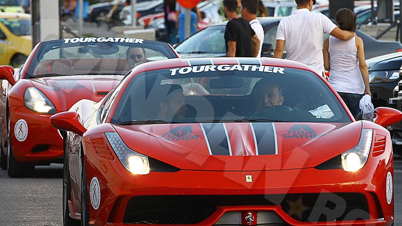 Milionarul turc căruia i-a fugit soţia cu naşul şi-a umflat ”muşchii” la mare! Ultima aroganţă posibilă: să vii la LOFT cu două Ferrari-uri!