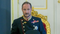 Cine este Haakon al VIII-lea, noul Rege al Norvegiei. A vrut să fugă de viața regală și visa să devină surfer profesionist