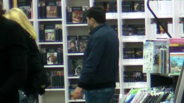 Nu e banc: Ionut Lutu s-a ratacit printre carti! Nimeni nu-si explica ce cauta omul de casa al lui Gigi Becali la librarie