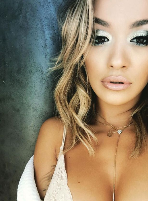 Rita Ora, tribut pentru Avicii! Artista a izbucnit în lacrimi, pe scenă