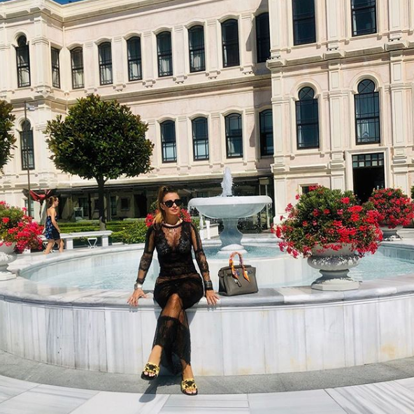 Imagini incendiare cu Anamaria Prodan. Sexy impresara s-a afişat într-un costum de baie minuscul, în vacanţa din Turcia