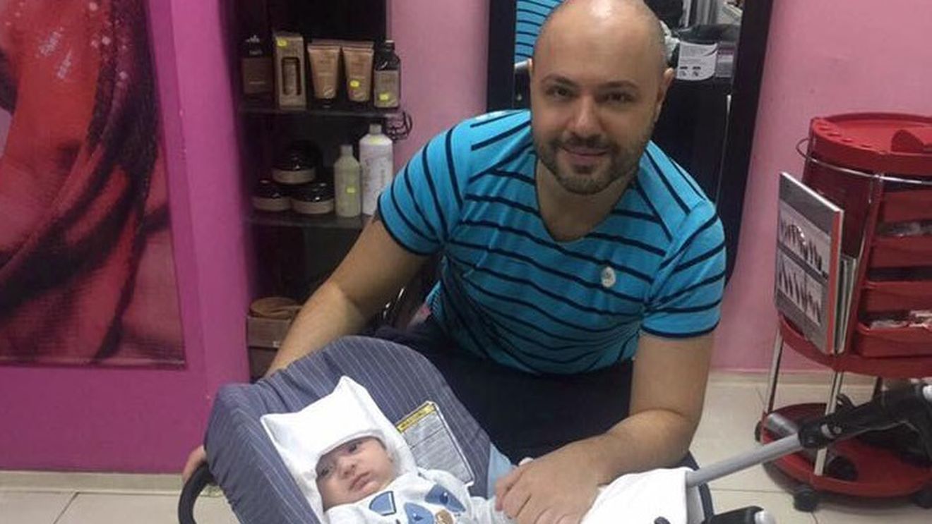 Adevărul din spatele imaginii cu Mihai Mitoşeru şi bebeluşul! Prietenii au fost încântaţi să-l vadă în ipostaza de tătic