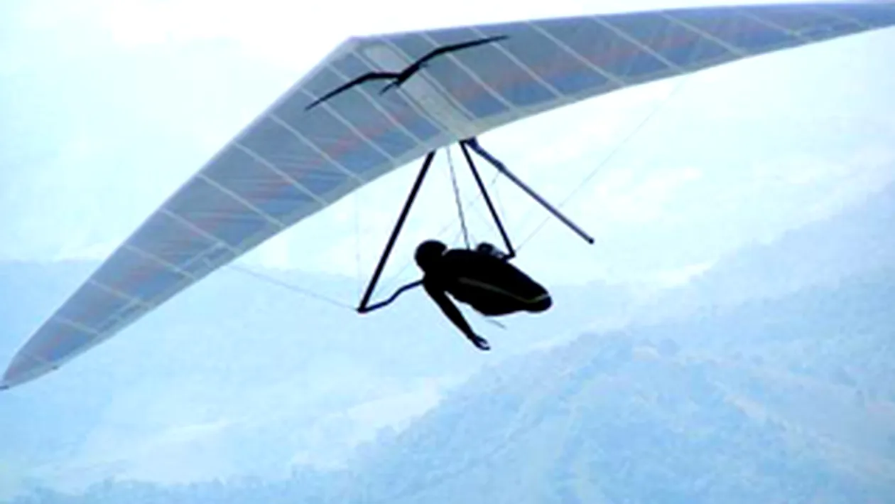 Ce le-a mai trecut prin cap! Doi tineri din Maramures, prinsi cand faceau contrabanda de tigari cu un deltaplan