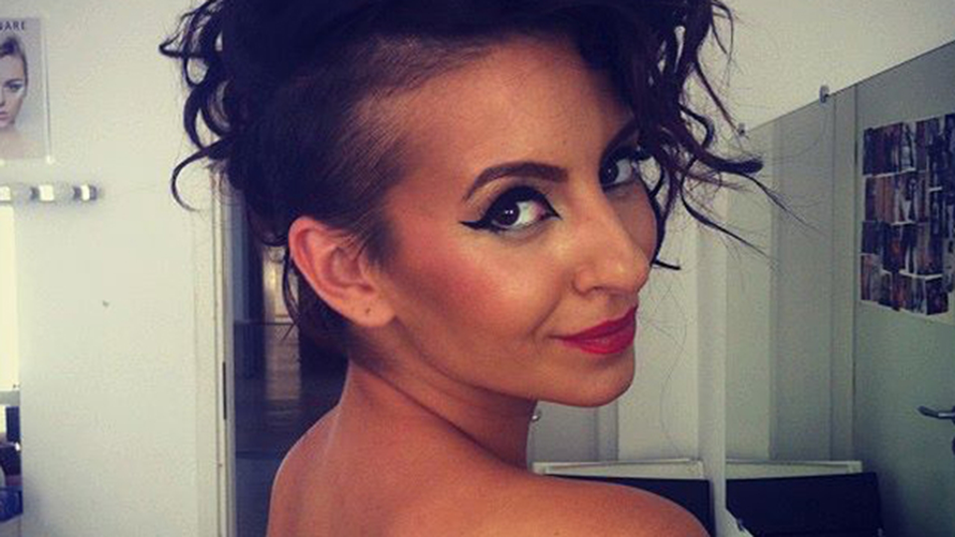 MILF cu acte in regula! Ce mama sexy are Giulia Anghelescu. Seamana izbitor cu... Inna!