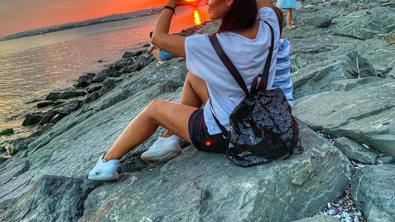 Andreea Mantea s-a pozat cu iubirea vieții ei, în piscină! Vedeta Kanal D are un decolteu răvășitor