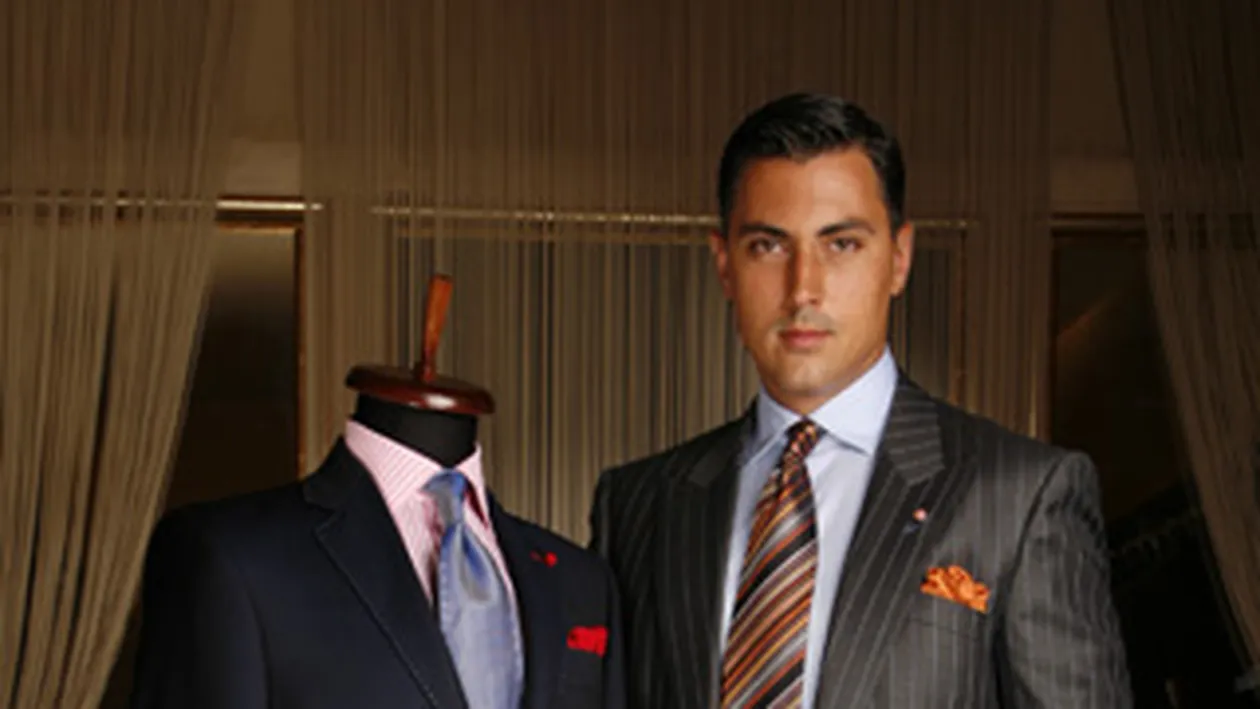 Alexandru Ciucu ii face cadou Regelui Mihai o medalie jubiliara si un frac nou-nout