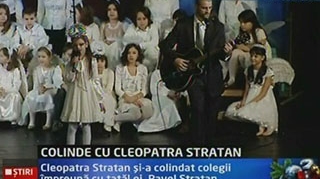 VIDEO Cleopatra Stratan a colindat impreuna cu tatal ei! Afla ce mesaj le-a transmis parintilor ei!
