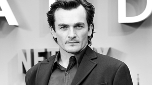 Comunicat: Rupert Friend se alătură lui John Malkovich în distribuția filmului Cravata Galbenă