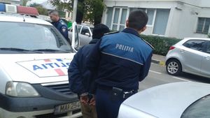 Bărbat din Capitală, reținut după ce ar fi lovit un tânăr până a căzut și i-a luat geanta și pantofii