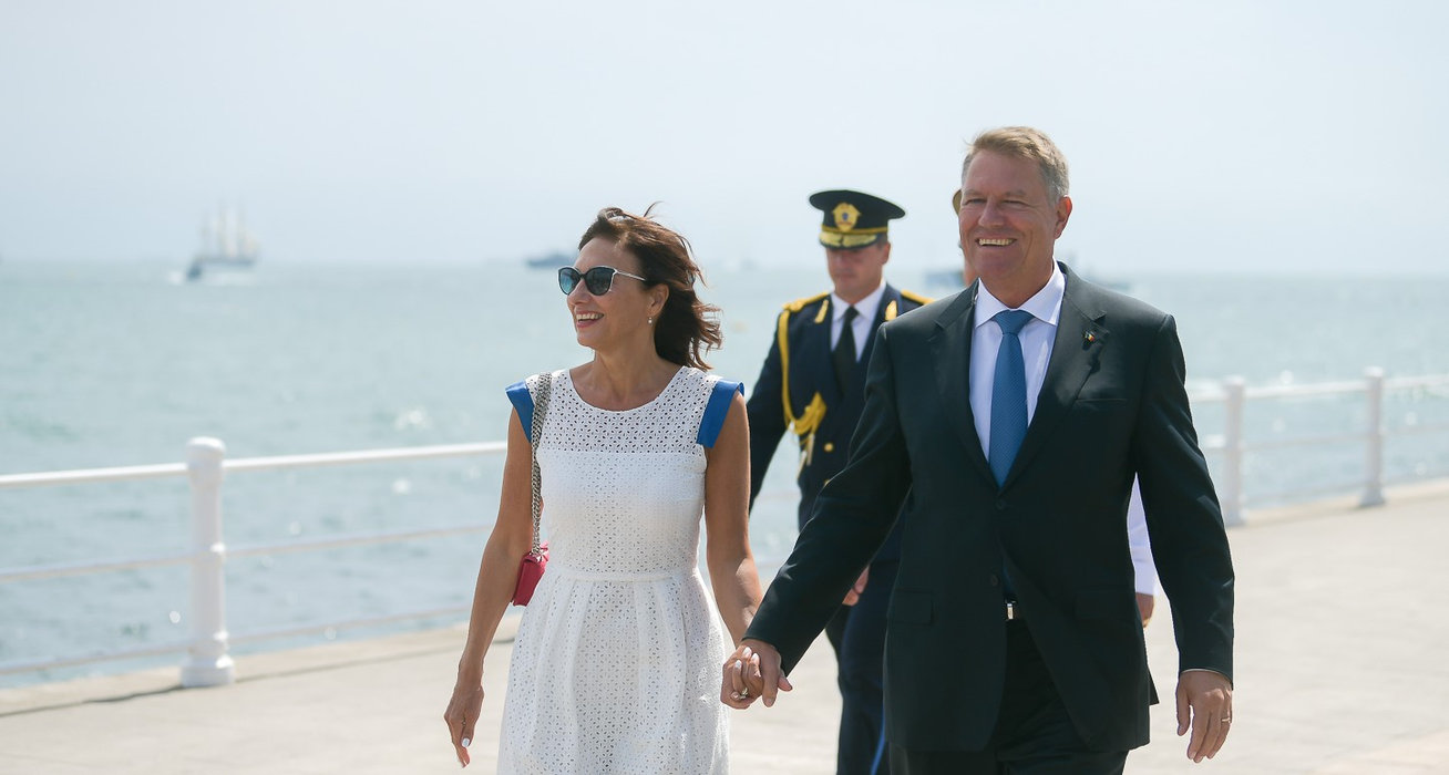 Nu o recunoști! Cum arăta Carmen Iohannis în tinereţe! În copilărie, Prima Doamnă a luat lecții de balet și de pian