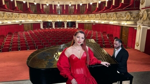 Elena Gheorghe lansează albumul “Crăciunul e IUBIRE”, un proiect construit în 14 ani. Artista cântă alături de fiica ei, Amelie, piesa “Moș Crăciun ASAP”