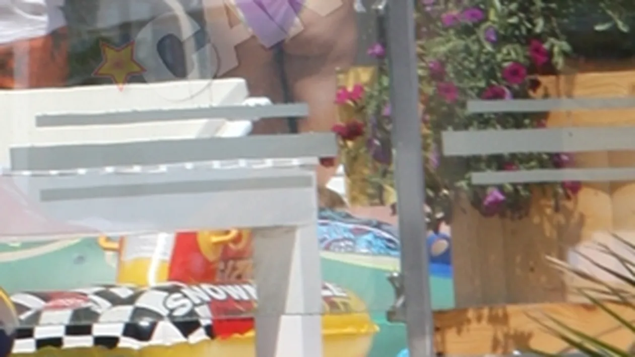 Brigitte Sfat, iubita lui Nasty, se bronzeaza in fata blocului