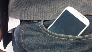 Toti barbatii trebuie sa stie asta! Ce se intampla daca tii telefonul mobil aproape de slit!