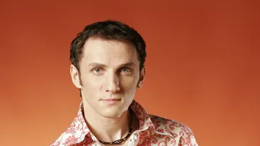 Refuza mobilul, iar fixul nu-l foloseste. Fratele lui Traistariu comunica prin scrisori. Vezi ce reprosuri ii face cantaretului