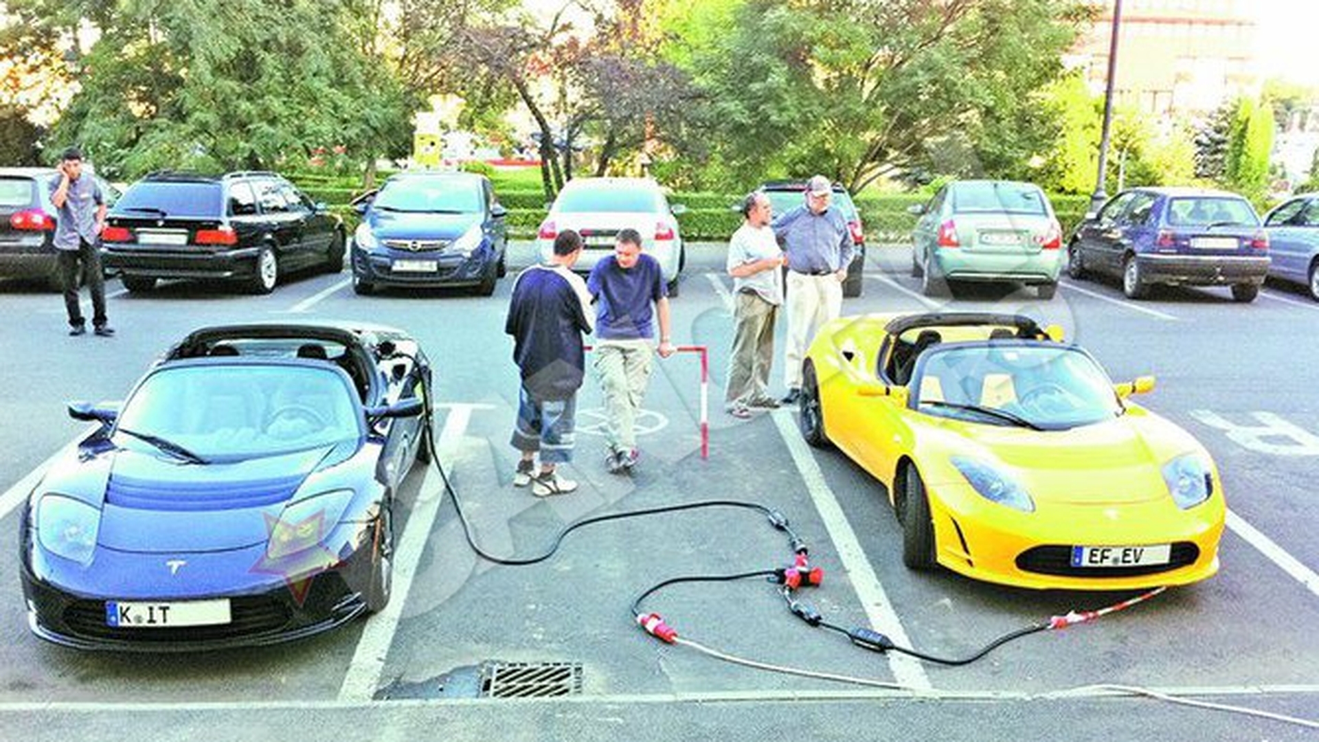 Tesla Roadster se afla in turneu in Romania! Masina viitorului, in priza la Sibiu!