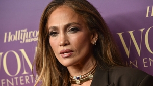 Jennifer Lopez le răspunde tranșant celor care o critică: „Dacă ai avea fundul meu, ai umbla dezbrăcată!”
