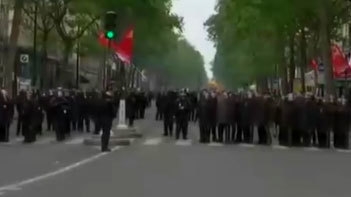Violenţe la marşul de la Paris de 1 mai. Oamenii protestează împotriva extremistei Marine le Pen