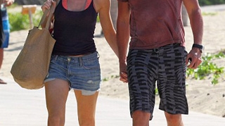 Denise Richards, fericita alaturi de chitaristul trupei Bon Jovi