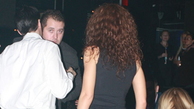 O stiti bine si pe ea, si pe iubitul ei! Ghici cine-i creata cu trupul bine lucrat?