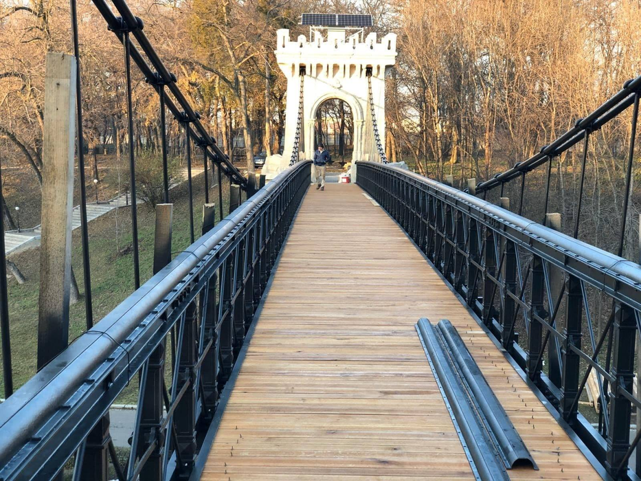 Incredibil! Au pus panouri fotovoltaice pe un pod, monument istoric din Craiova