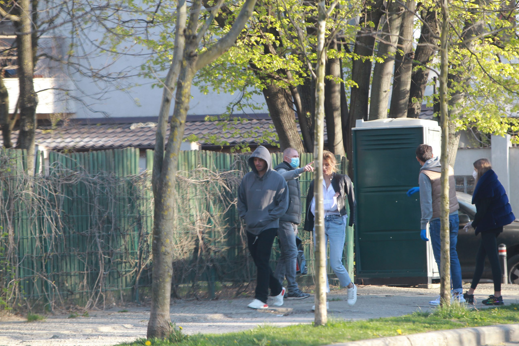 Joe din Drumul Taberei (ex-EBA, ex-Bianca), la promenadă cu o sexoasă șatenă