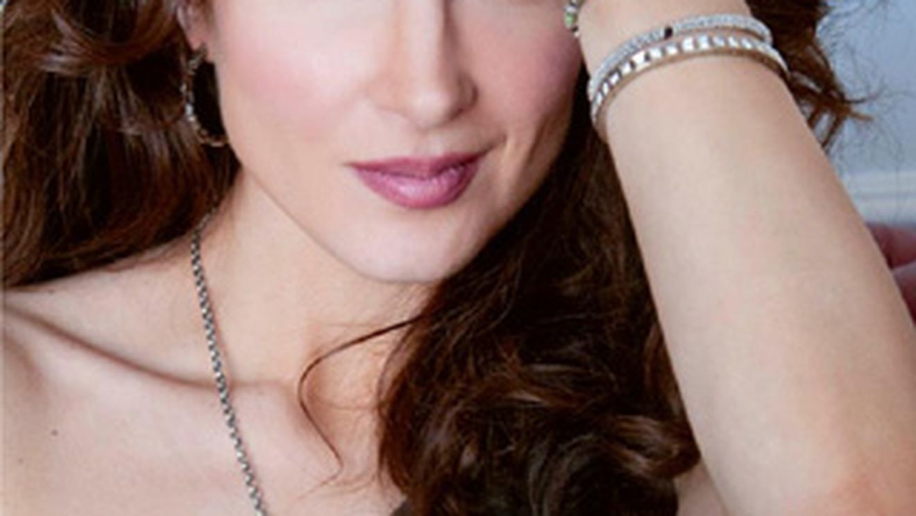 Monica Barladeanu, sexy intr-o rochie "Lolita"! A pozat pe coperta revistei InStyle intr-o creatie semnata Dana Budeanu!
