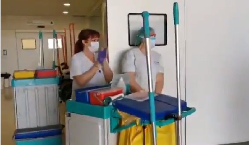 VIDEO. Imagini emoționante! Femeile de serviciu din spitale au fost aplaudate minute în șir de cadrele medicale