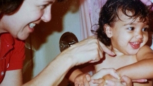 Nu o sa ghicesti niciodata cine e vedeta din aceasta fotografie! Acum e o diva dorita de toti barbatii de pe mapamond