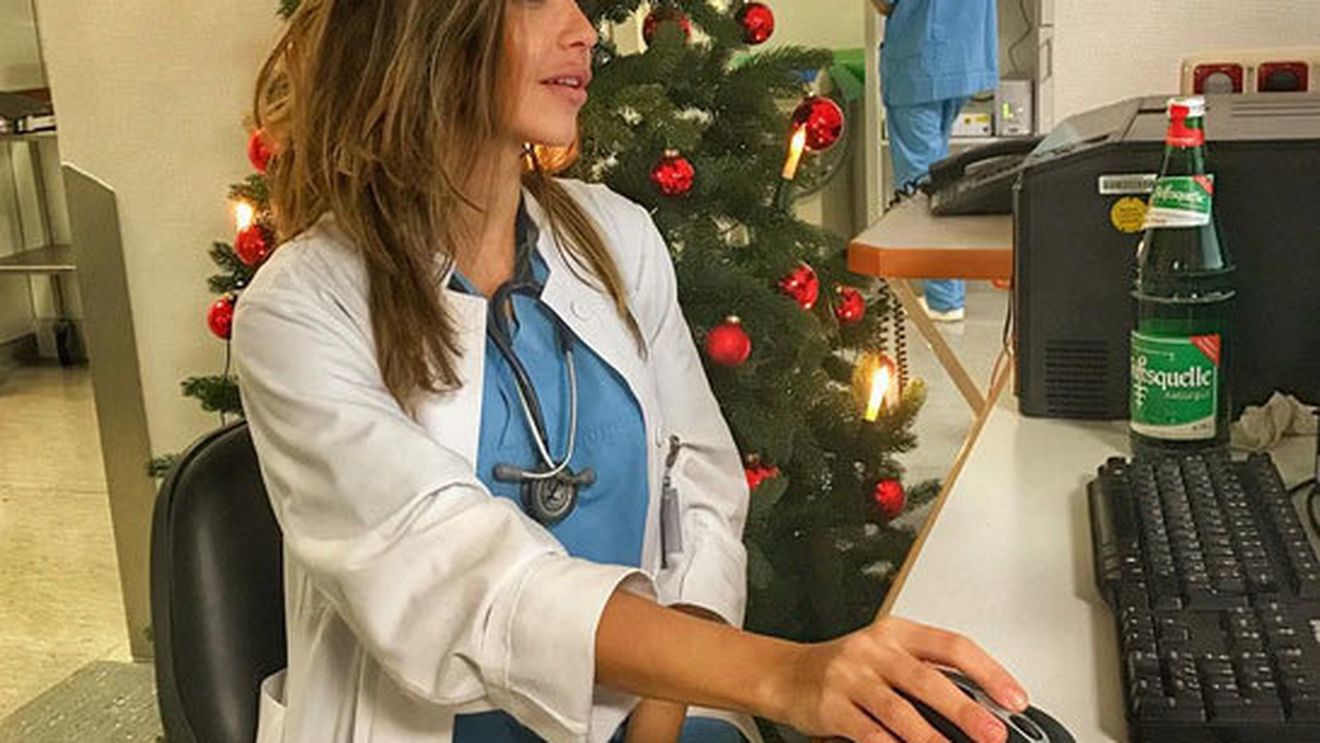 GALERIE FOTO INCENDIARĂ! Îţi stă inima când o vezi în costum de baie! Nu e topmodel, ci… E cea mai sexy-doctoriţă!