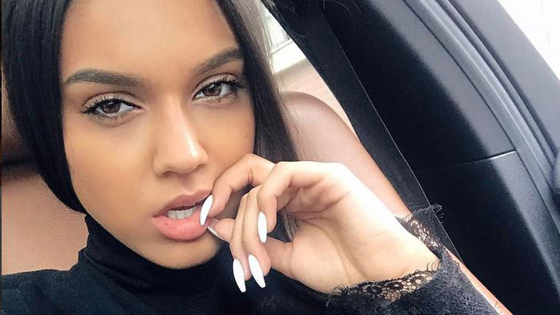 CARMEN MINUNE şi-a pus un cercel în nas şi seamănă leit cu RIHANNA