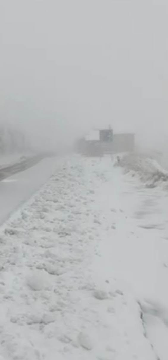 Locul din România în care a nins ca în mijlocul iernii azi, pe 23 septembrie. Stratul de zăpadă a ajuns la 50 de centimetri