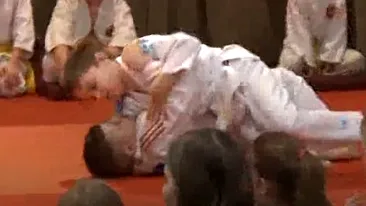 A fost deschisă o secţie de judo la liceul românesc din Gyula, Ungaria! Copiii au urmărit cu sufletul la gură demonstraţiile