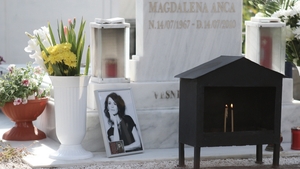 Vezi ce se intampla in aceste momente la mormantul Madalinei Manole!