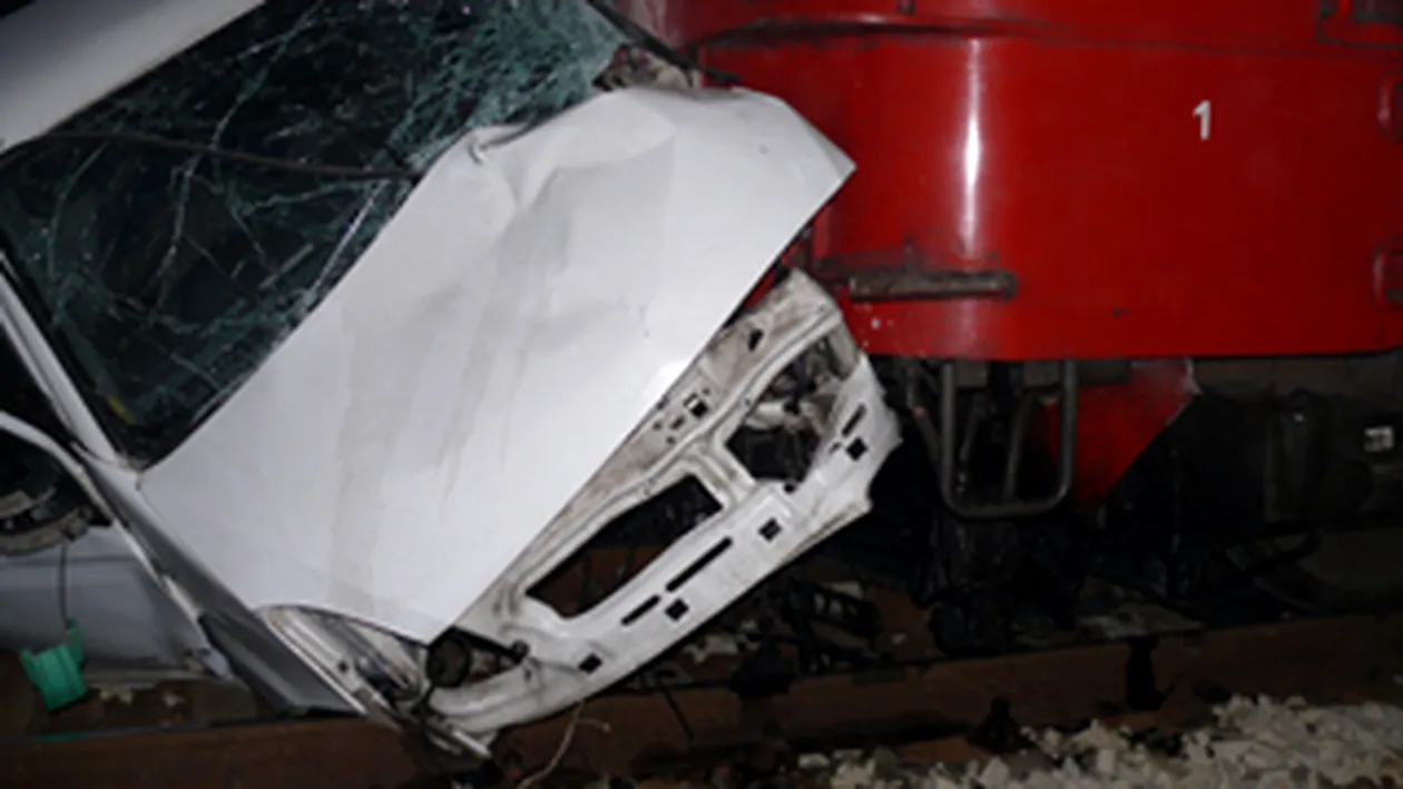 Soferul unui camion din Mehedinti nu a oprit la trecerea la nivel cu calea ferata si a fost lovit de tren!
