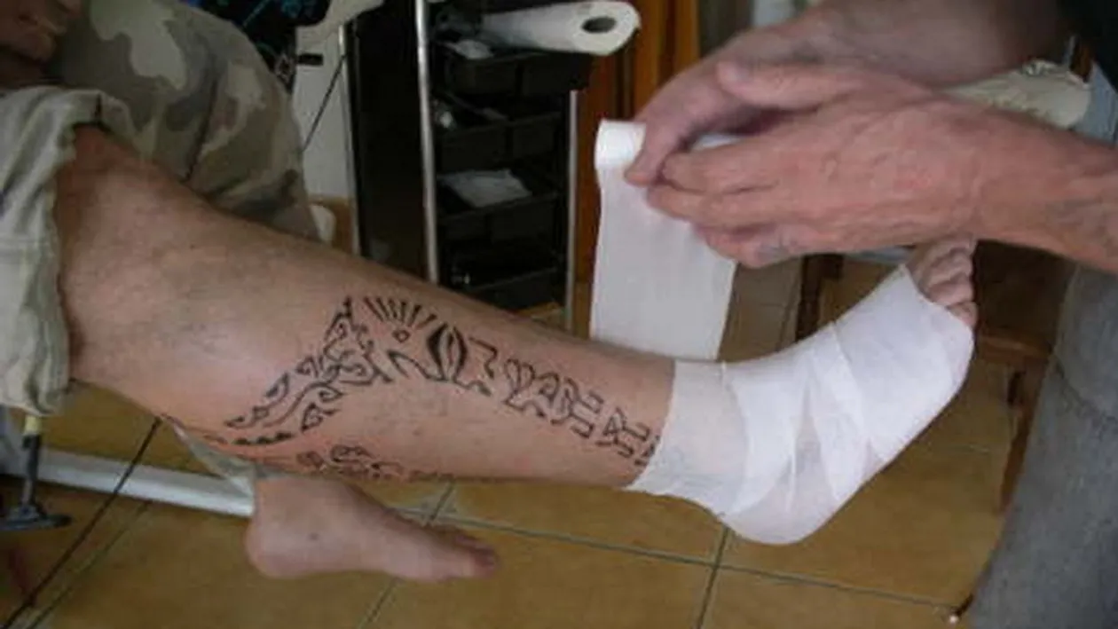 Si-a facut tatuaj si a plecat acasa. Cand s-a uitat la picior a inceput sa planga. Rezultatul e DEZASTRUOS. FOTO
