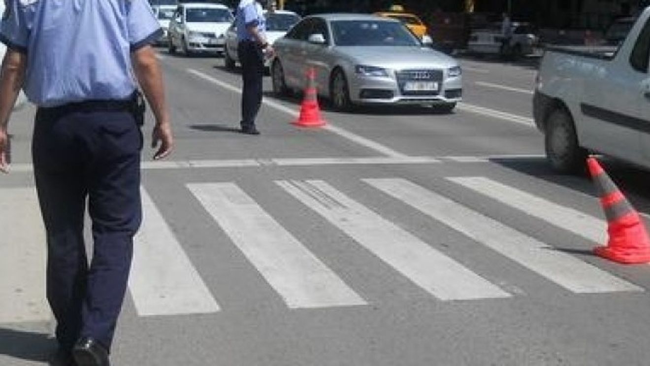 Jandarm în stare gravă, după ce a fost lovit de o maşină pe o trecere de pietoni