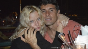 Laura Cosoi este tratata ca o printesa de iubitul ei! Vezi cum o intampina la coborarea din masina si cum o conduce la restaurant