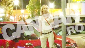 Aventurile unei blonde la volan! Ce a putut sa pateasca Xonia incercand sa scoata masina din parcare