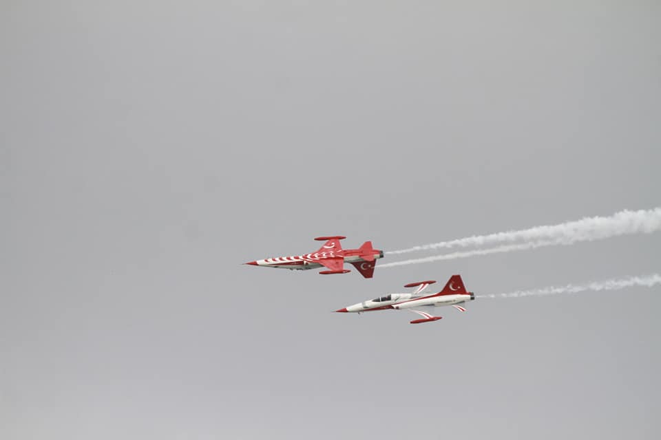 Mii de oameni sunt prezenți la show-ul aerian oferit la BIAS 2018