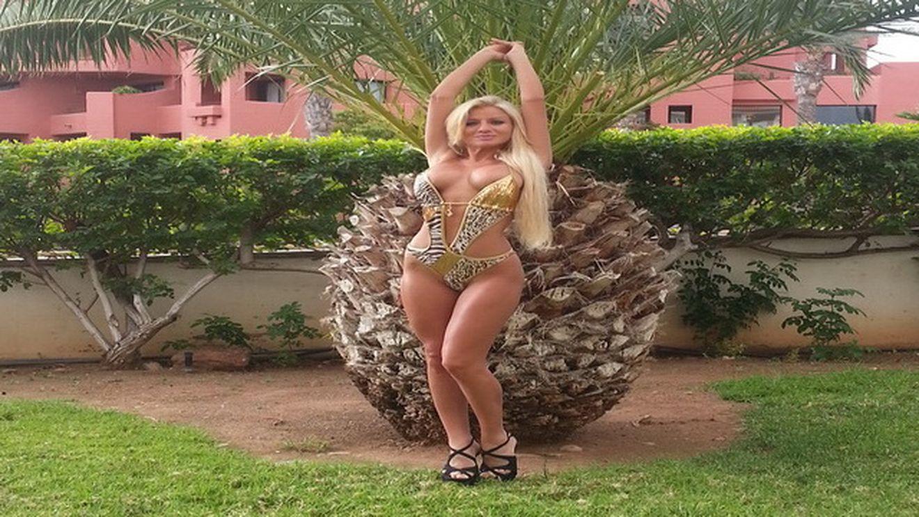 Ce gagica pierde Ogica! In asteptarea divortului, Casandra s-a dezbracat in Tenerife!