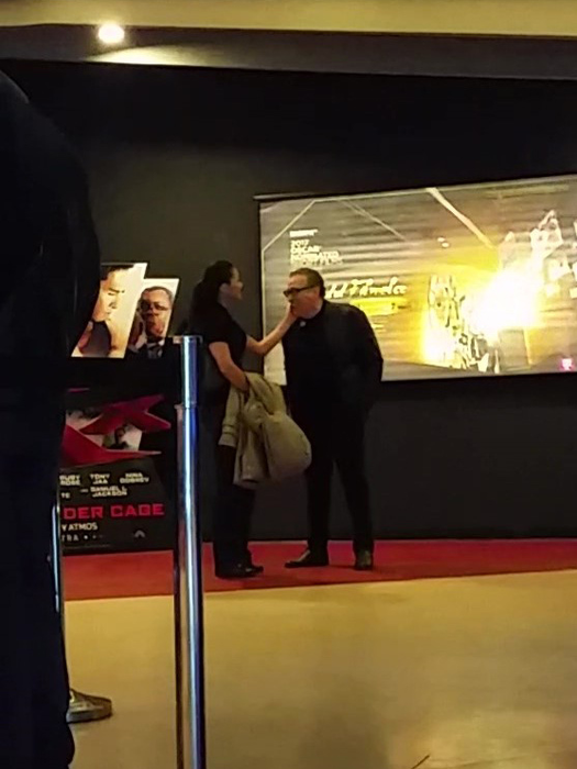 Artistul şi-a întâlnit o apropiată prin mall