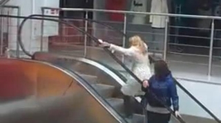 VIDEO INCREDIBIL Vezi cum urca scarile rulante o pitipoanca din Marea Britanie!