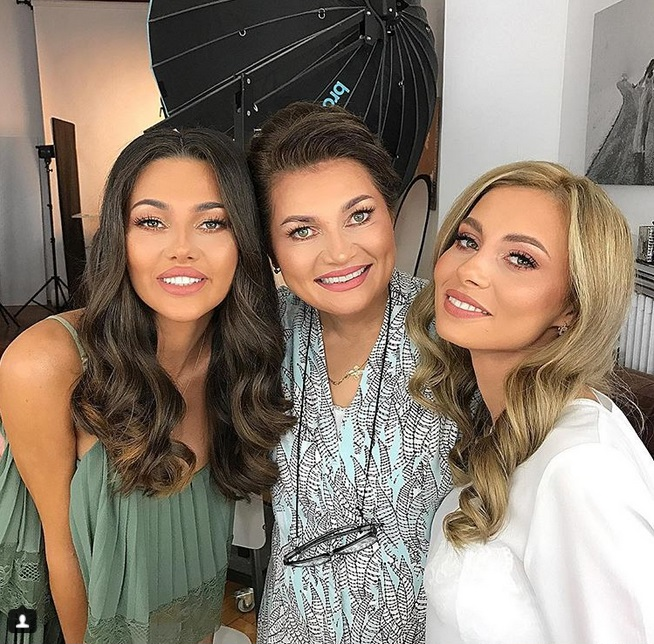 Gina Tătulescu, alături de mama și sora ei. Sursa foto: Instagram