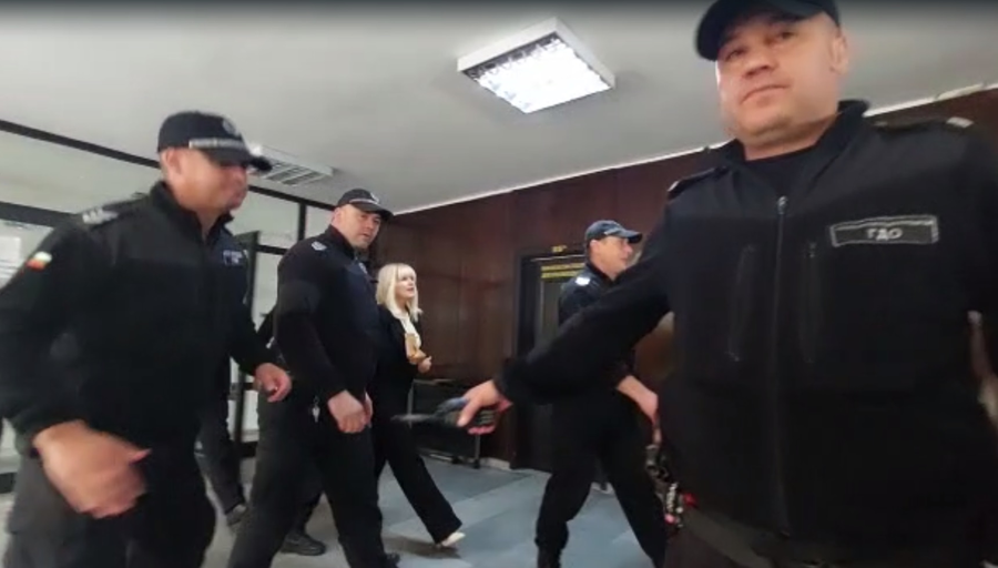 Elena Udrea intră în sala de judecată, la Blagoevgrad (Sursă imagini: Elena Ailuțoaei)