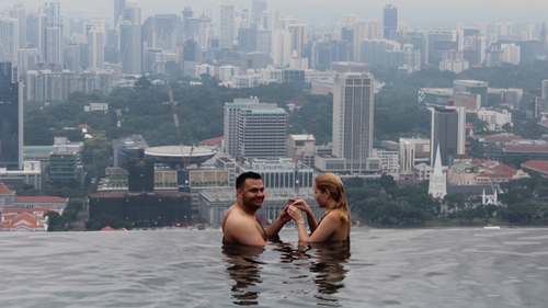 Cea mai frumoasa cerere in casatorie! Afla ce prezentatoare TV din Romania a fost ceruta de sotie intr-o piscina deasupra orasului Singapore!