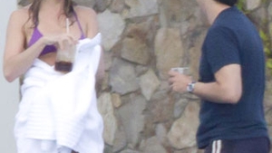 Aniston, in vacanta cu un barbat misterios