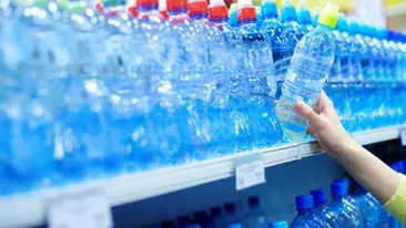 Cât de sănătoasă este apa îmbuteliată în sticle de plastic? Iată clasamentul celor mai periculoase sortimente, care pot duce la cancer!