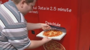 Românii își pot cumpăra pizza, salam sau mici de la automate: „Mi se pare practic”
