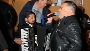 La asta, cu siguranță, nu te așteptai! Adrian Minune și Marcel Pavel, duet în curtea casei
